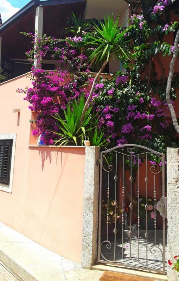 Bougainvillea--Apartment By The Sea Ston Exterior photo