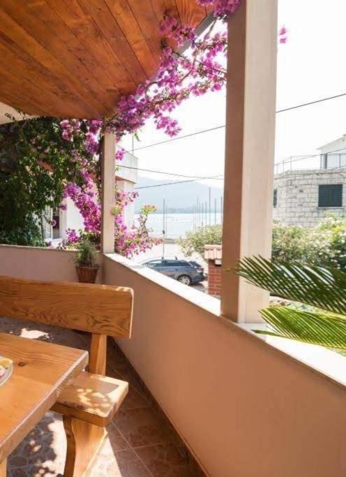 Bougainvillea--Apartment By The Sea Ston Exterior photo