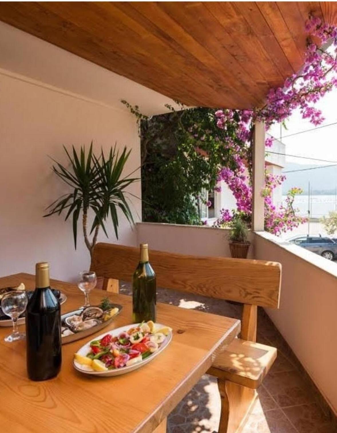 Bougainvillea--Apartment By The Sea Ston Exterior photo
